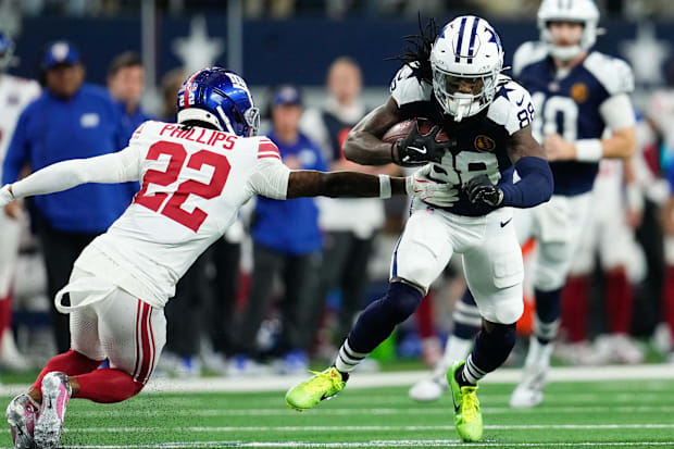  Dallas Cowboys wide receiver CeeDee Lamb catches a pass as New York Giants cornerback Dru Phillips defends.