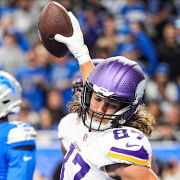 Minnesota Vikings tight end T.J. Hockenson (87) celebrates a touchdown against Detroit Lions 