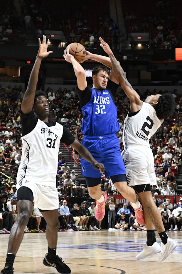 Dallas Mavericks forward Cooper Flagg passes the ball against San Antonio Spurs center Nathan Mensah