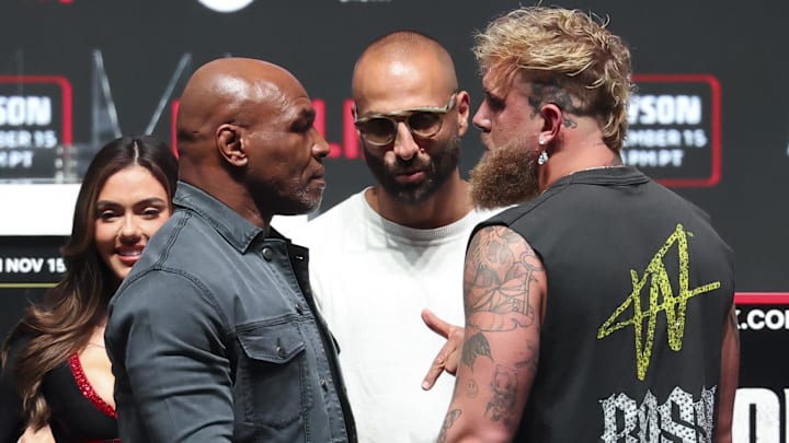 Tyson vs paul glove weight