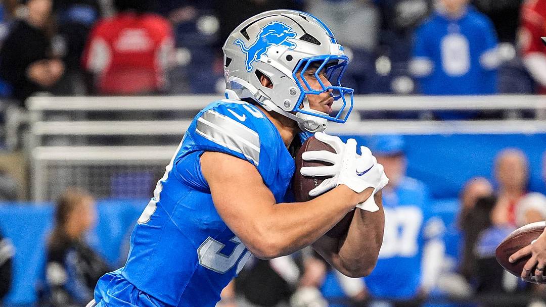 Detroit Lions running back Sione Vaki (33) warms up at Ford Field 