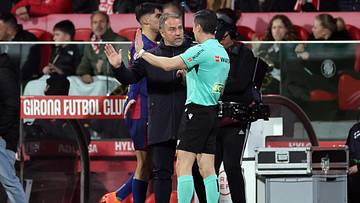 Hansi Flick en pleine discussion avec les arbitres de la rencontre de lundi.