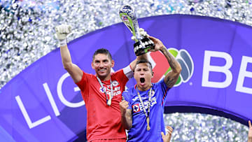 Jesús Corona y Julio César Domínguez fueron los encargados de alzar el trofeo del último título de Liga MX de Cruz Azul.