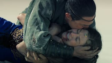 Daniel Henney (al’Lan Mandragoran), Rosamund Pike (Moiraine Damodred) in The Wheel of Time season 3 finale.
