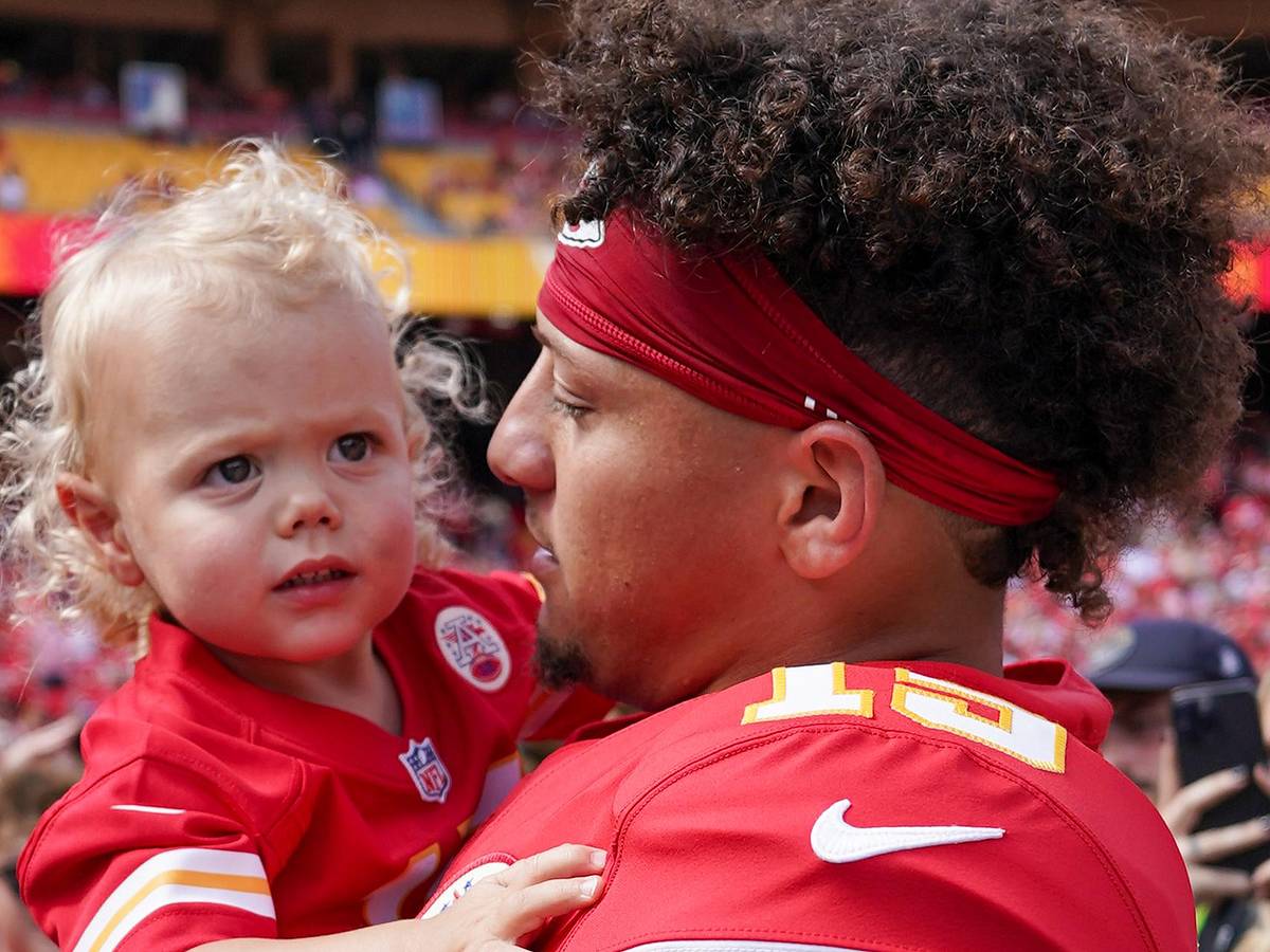 Brittany Mahomes shows off Patrick in awesome dad moment with kids Bronze, Sterling
