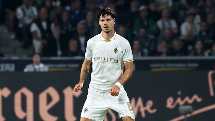 Ex-Bundesligastar Julian Weigl kickt jetzt in der Wüste Ex-Bundesligastar Julian Weigl kickt jetzt in der Wüste
