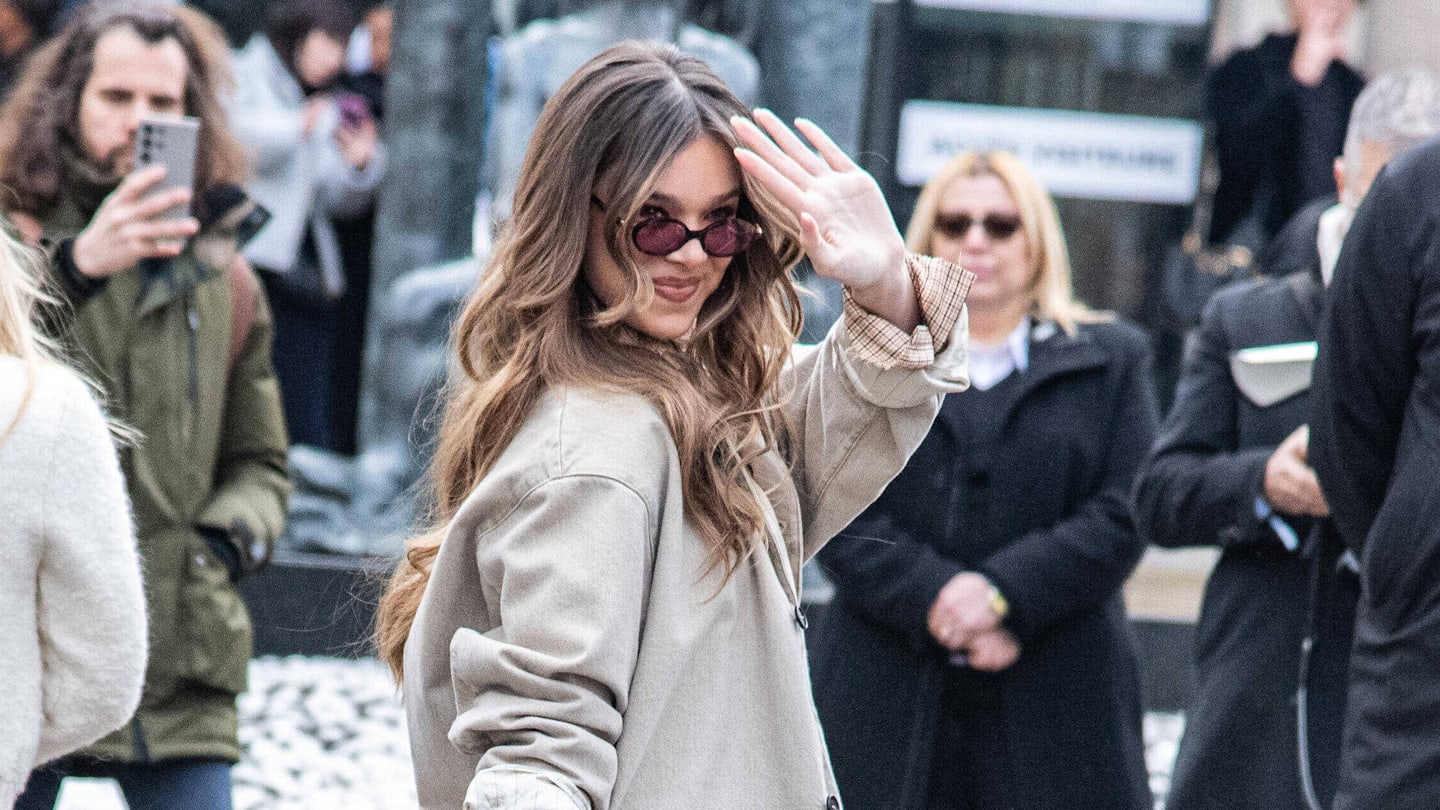 Photo emerges of Hailee Steinfeld supporting Josh Allen at Bills game