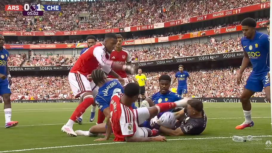 Gabriel kicking Emiliano Martínez. 