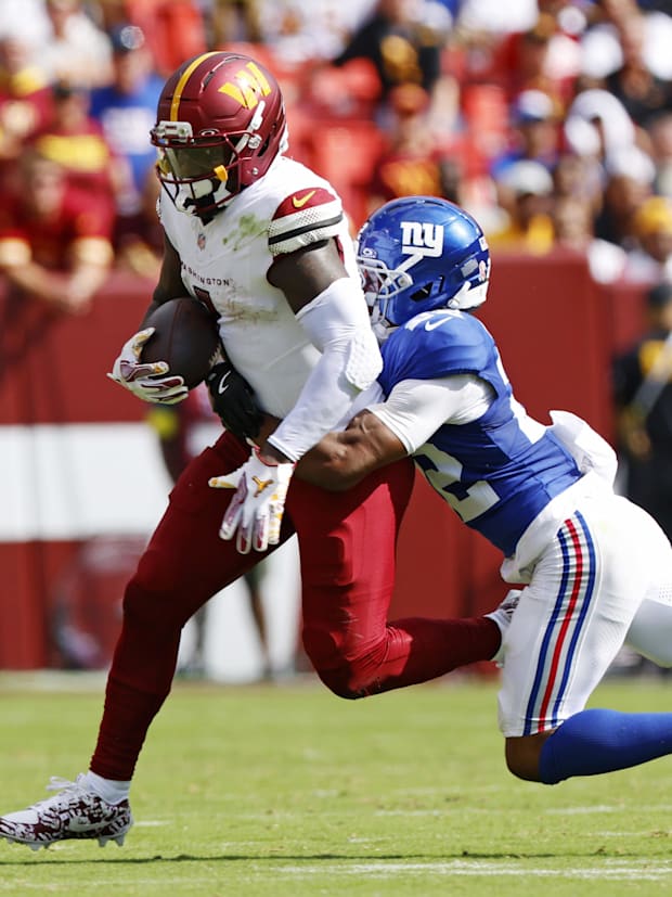 Washington Commanders wide receiver Deebo Samuel (1) and New York Giants cornerback Dru Phillips (22) 