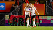 Giulia Gwinn (links) mit Lea Schüller (rechts)