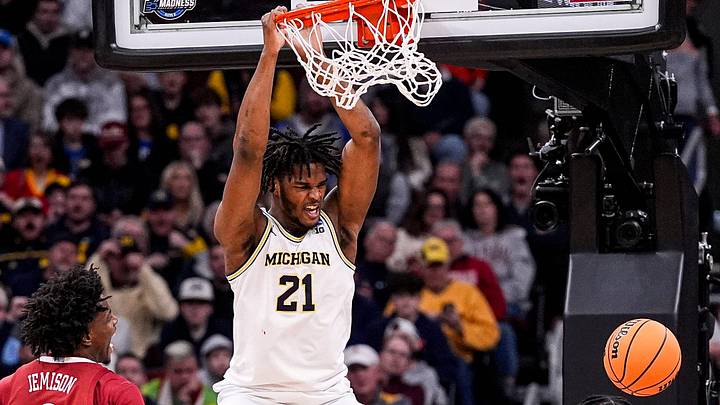 Michigan forward Morez Johnson Jr. (21) dunks against Alabama during the first half of NCAA Tournament Sweet 16 round at United Center in Chicago on Friday, March 27, 2026.