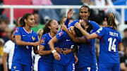 La France a frappé un grand coup en s'imposant en Angleterre (1-2).