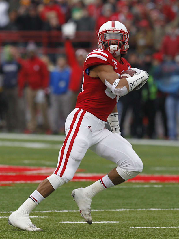 Nebraska Cornhuskers receiver Kenny Bell catches a pass against the Minnesota Golden Gophers.