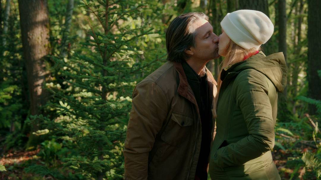 Virgin River. (L to R) Martin Henderson as Jack Sheridan, Alexandra Breckenridge as Mel Monroe in episode 511 of Virgin River. Cr. Courtesy of Netflix © 2023