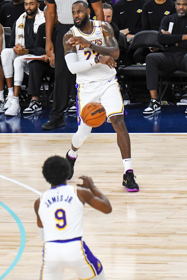 LeBron James de los Lakers pone en duda la necesidad del viaje de