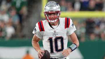 New England Patriots quarterback Drake Maye (10) looks to pass against the New York Jets during the fourth quarter at MetLife Stadium. 