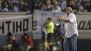 Mostaza Merlo da indicaciones desde el banquillo del Cilindro de Avellaneda.
