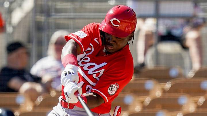 Cincinnati Reds left fielder Héctor Rodríguez (43) hits the ball