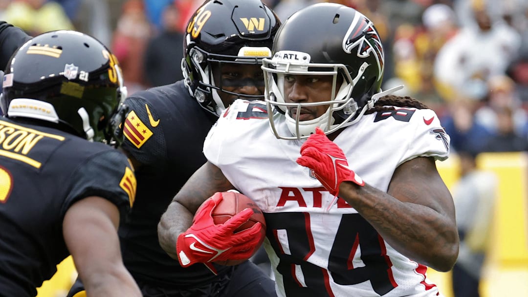 Former Atlanta Falcons running back Cordarrelle Patterson (84) runs with the ball against the Washington Commanders at FedExField.