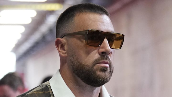 Kansas City Chiefs tight end Travis Kelce took in some high school football Friday night. Alongside former Chiefs tight end Blake Bell, Kelce showed up in Lenexa, Kansas to take in the KSHSAA sectional football game between St. James Academy and Mill Valley.