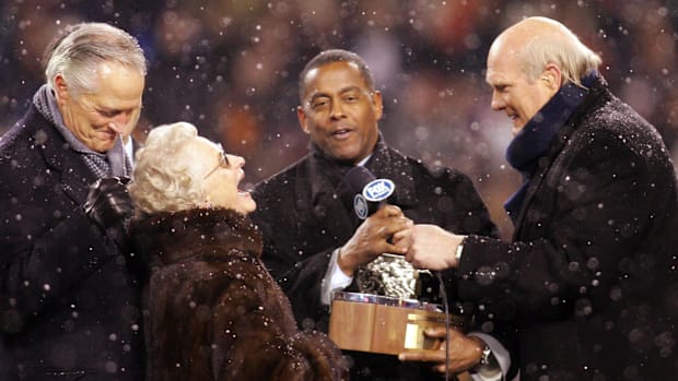 Terry Bradshaw presents the George Halas Trophy to Virginia McCaskey after the last Bears NFC championship following the 2006