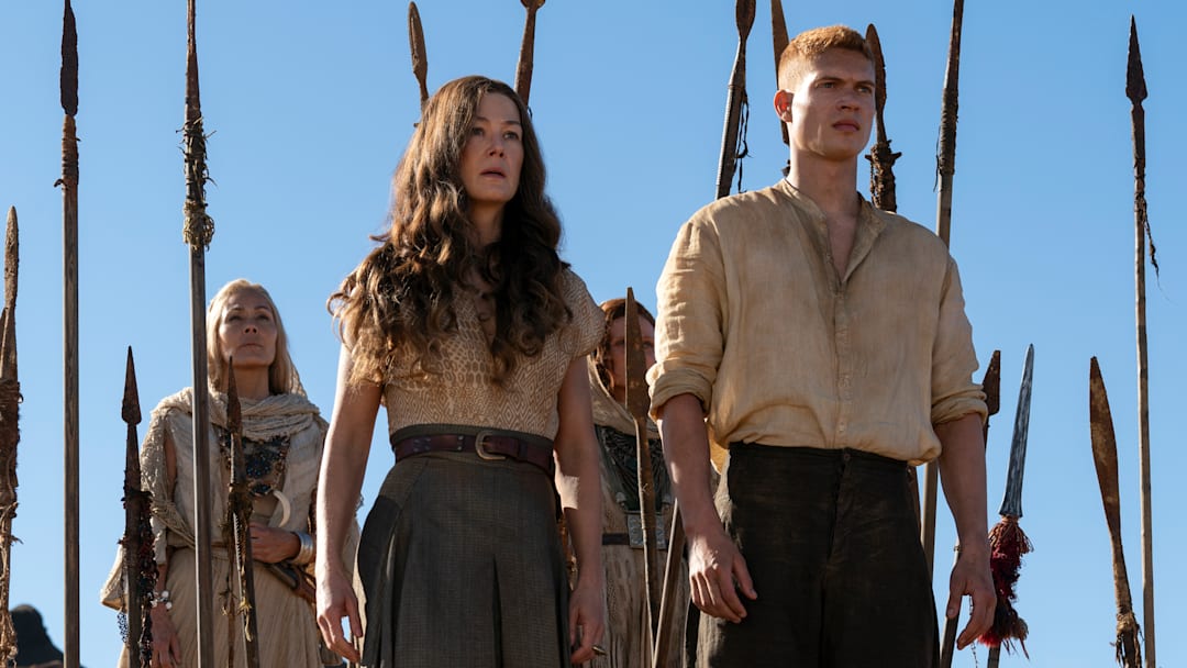 Rosamund Pike (Moiraine Damodred), Josha Stradowski (Rand al’Thor) in The Wheel of Time season 3