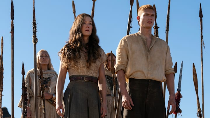 Rosamund Pike (Moiraine Damodred), Josha Stradowski (Rand al’Thor) in The Wheel of Time season 3
