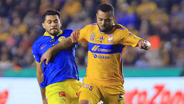 Henry Martín del América y el brasileño Rafael Carioca de Tigres durante el Apertura 2023