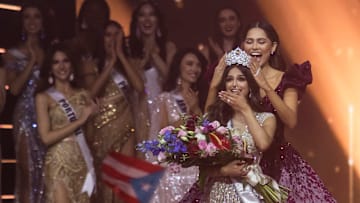 Harnaaz Sandhu recibiendo la corona de Andrea Meza