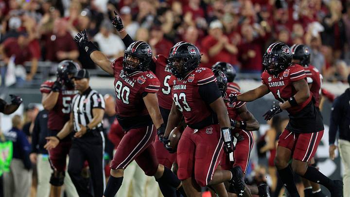 South Carolina football defensive tackle TJ Sanders