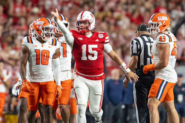 The Nebraska quarterrier, Dylan Raiola, reports a first descent after obtaining three yards on a 3rd and 1 against Illinois.
