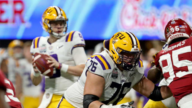 LSU Tigers offensive lineman Austin Deculus (76) blocks for quarterback Joe Burrow (9) against the Oklahoma Sooners 