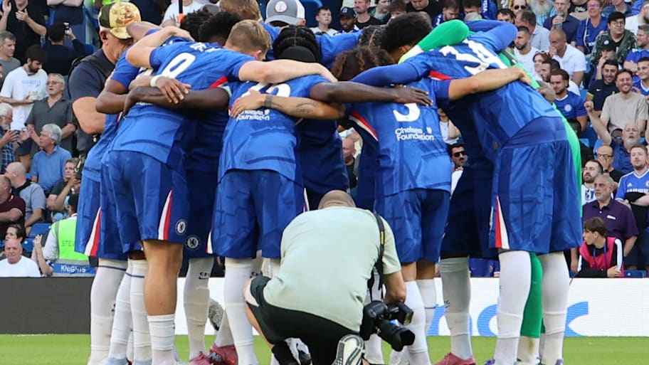 Chelsea huddling before their friendly against Leverkusen. | IMAGO/Domenic Aquilina