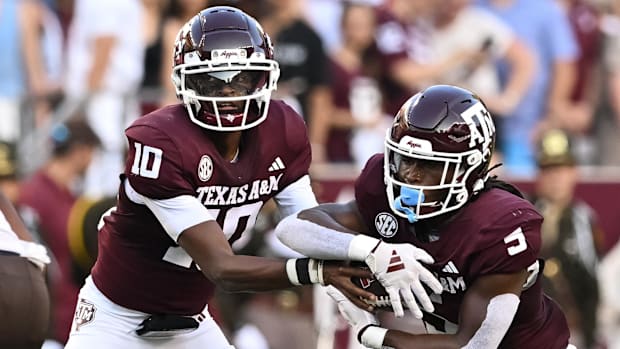 Aggies quarterback Marcel Reed hands off the ball to running back Amari Daniels against Bowling Green
