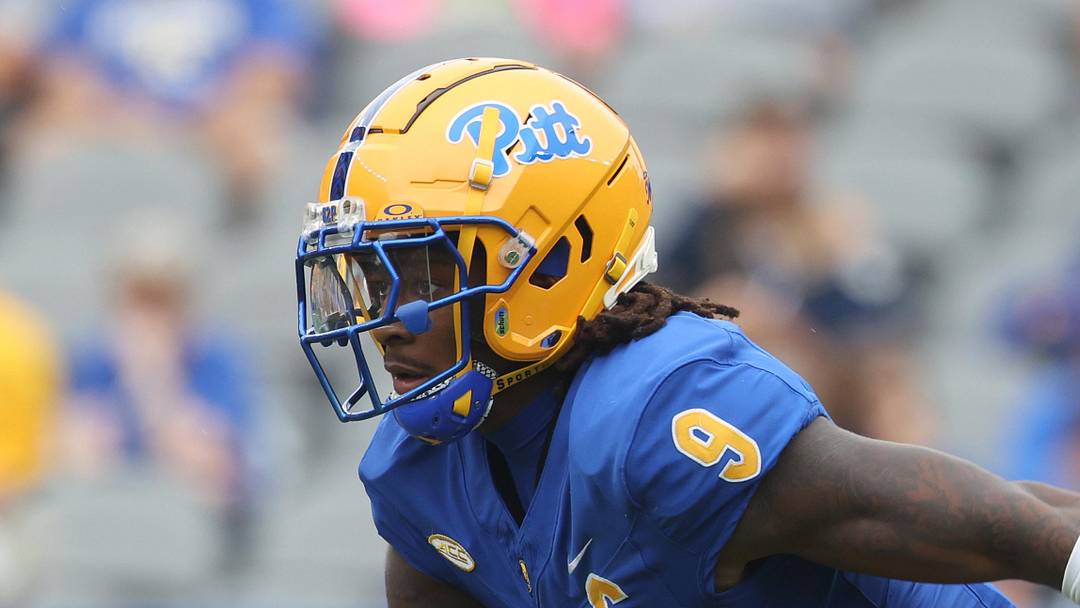 Pittsburgh Panthers linebacker Kyle Louis