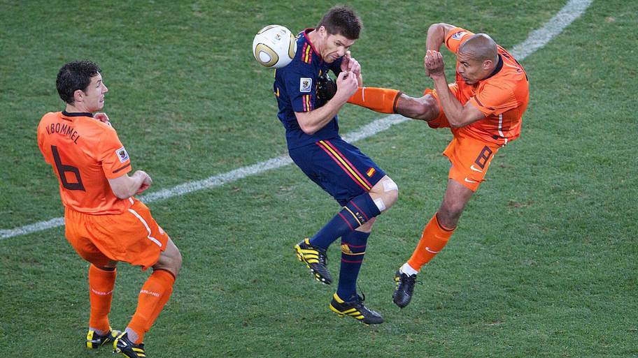 Xabi Alonso, Nigel de Jon