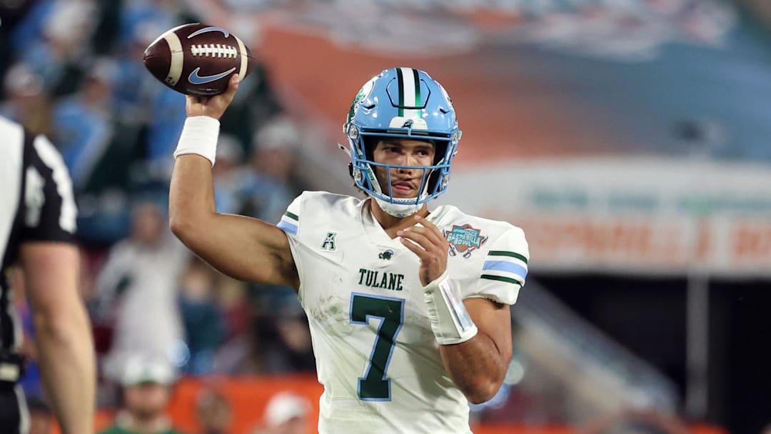 Dec 20, 2024; Tampa, FL, USA; Tulane Green Wave quarterback Ty Thompson (7) throws the ball against the Florida Gators during the second half at Raymond James Stadium. Dec 20, 2024; Tampa, FL, USA; Tulane Green Wave quarterback Ty Thompson (7) throws the ball against the Florida Gators during the second half at Raymond James Stadium.