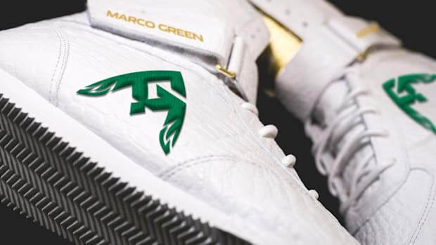 El verde en la bandera simboliza esperanza y resiliencia, valores que reflejan la actitud positiva y firmeza de Marco.