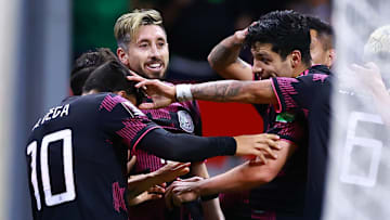 Alexis Vega, Héctor Herrera y Raúl Jiménez celebran el gol de México.