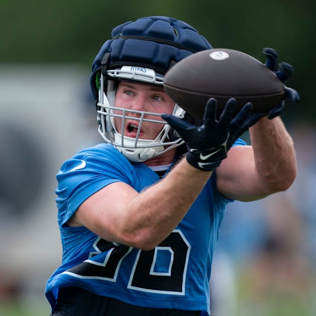 Steven Stilianos (86) hauls in a pass