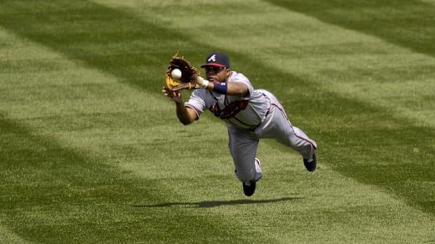 Braves center fielder Andruw Jones makes a diving catch