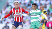 Cristián 'Chicote' Calderón de Chivas pelea por el esférico con Jair González de Santos Laguna.