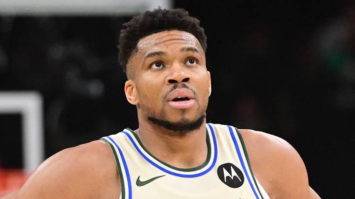 Milwaukee Bucks forward Giannis Antetokounmpo (34).