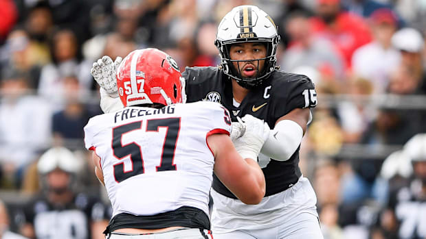 Vanderbilt Commodores wide receiver Richie Hoskins (15) rushes the passer as Georgia Bulldogs offensive lineman Monroe Freeli