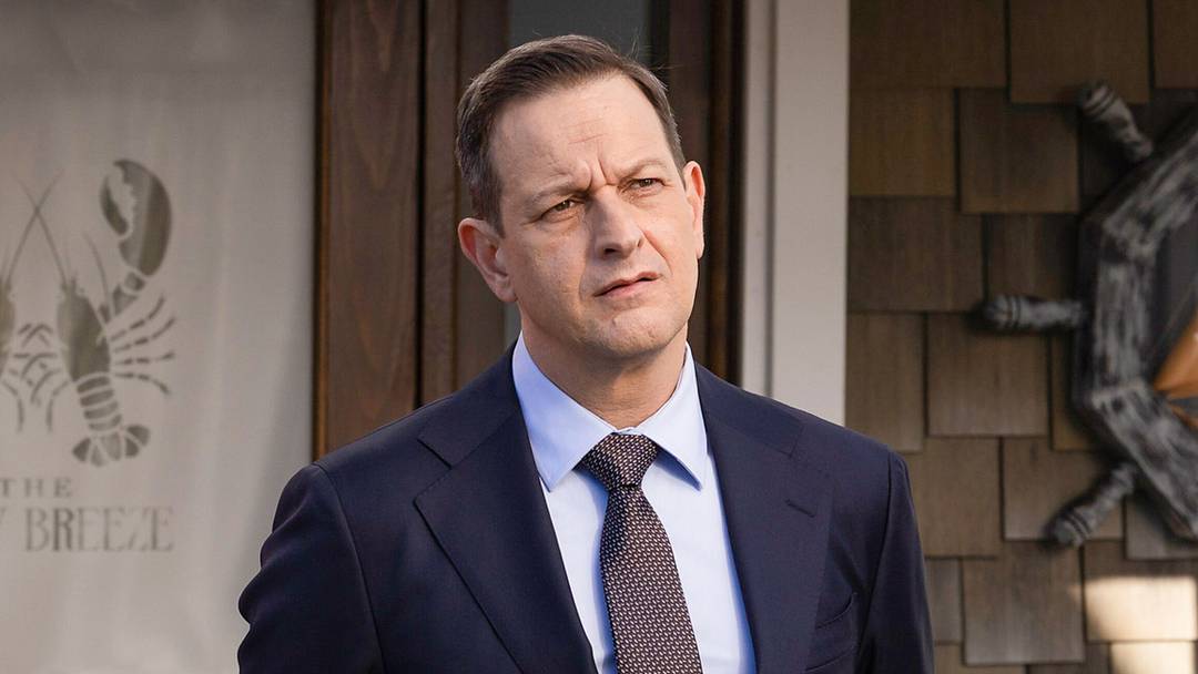 BEST MEDICINE: Josh Charles in the "All the World's Ablaze" episode of BEST MEDICINE airing Tuesday, Jan 27 (8:00-9:00 PM ET/PT) on FOX. © 2026 Fox Media LLC. BEST MEDICINE: Josh Charles in the "All the World's Ablaze" episode of BEST MEDICINE airing Tuesday, Jan 27 (8:00-9:00 PM ET/PT) on FOX. © 2026 Fox Media LLC.