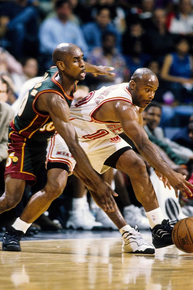 The goalkeeper of Miami Heat Tim Hardaway (10) in action against Seattle Seattle Supersonics Guard Gary Payton