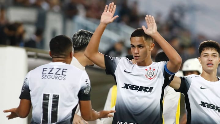 Bahia, volante do Corinthians em 2025