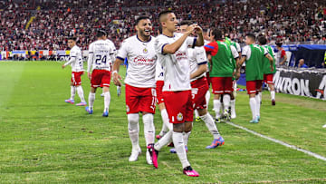 Jugadores de Chivas celebran un gol.