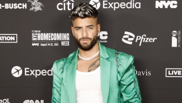 Maluma presentó a su nuevo novia con un apasionado beso en redes sociales