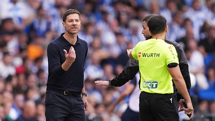 Xabi Alonso beschwert sich beim Unparteiischen Xabi Alonso beschwert sich beim Unparteiischen